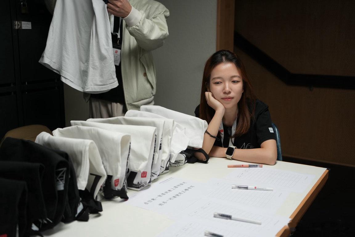 #jy‘s读博周记# 
上周日的Gstaad山脊线徒步（很美很瑞士！不过最近得缓一缓了 感觉快要到审美疲劳临界点了…）
这周六的“苏黎世一日游”：早七出门🚄-迎新志愿-中文家教-回城聚餐-🚄晚十归家
就这样轻松放满本周18图[大学生能飞]
周中学了好多新东西 还克服恐惧熟练用上液氮了 在组里做咖啡也更 ​