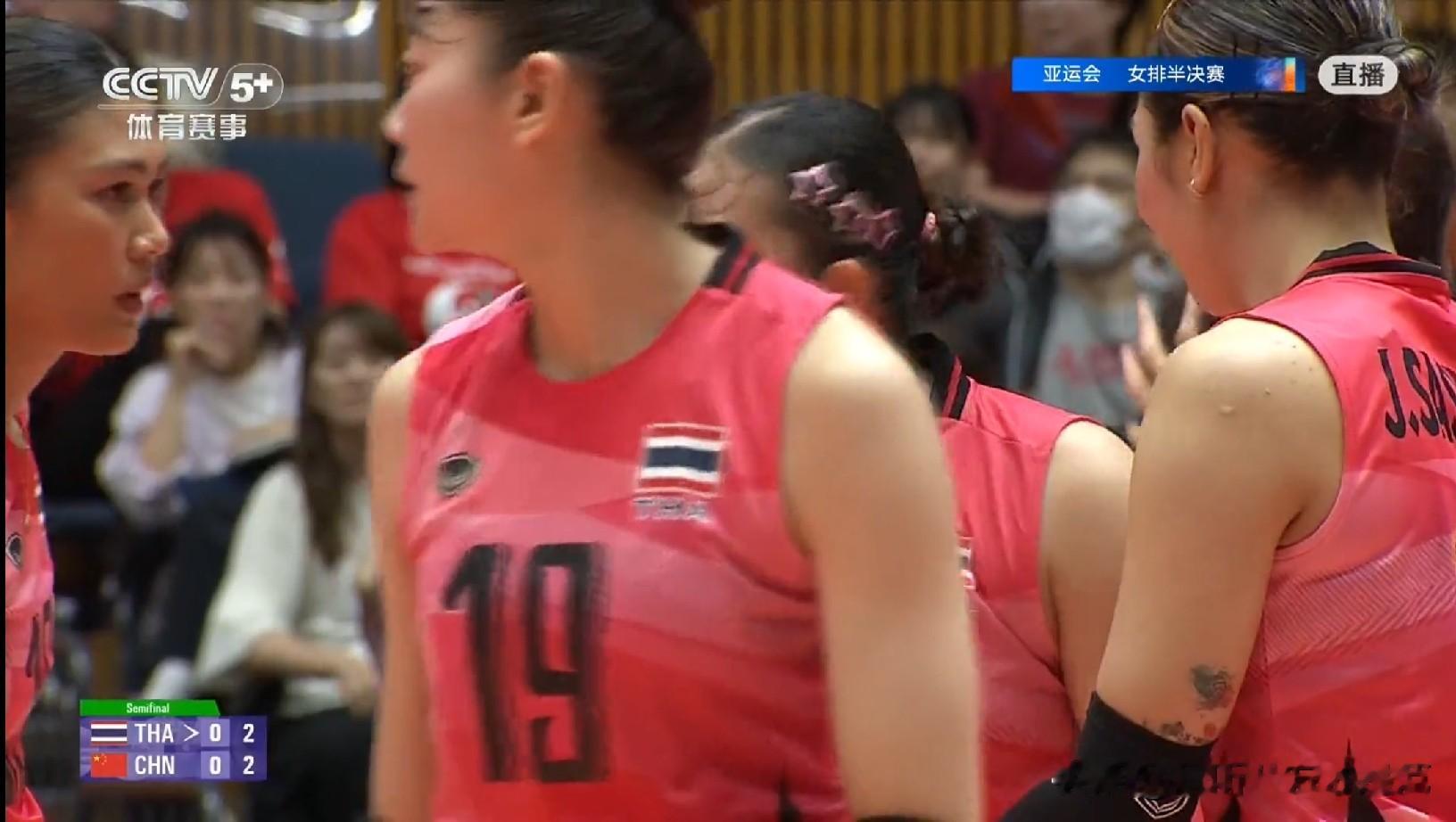 中国女排3:2复仇泰国女排，两人表现亮眼，三人中规中矩，一人真不行!
亚运会女排半决赛中国女排表现顽强3:2战胜泰国女排，不仅进入了决赛，而且还成功报了亚锦赛之仇。
比赛中主攻吴梦洁和副攻王奥芊两人得分表现亮眼，王奥芊快攻得分上双，吴梦洁决胜局发球发威、扣球也很成功；主攻庄宇珊、二传张籽萱和王梦洁一