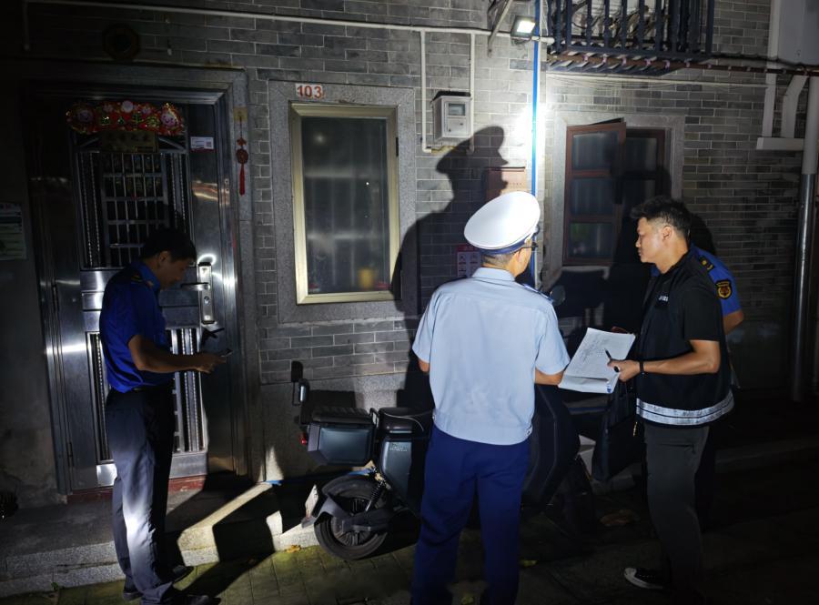 【广州开展全市消防安全夜查行动，排查单位场所7495家】为深入贯彻落实省市消防安全工作部署，坚决防范和遏制火灾事故发生，9月2日晚，广州市消防救援局在全市范围内开展消防安全夜查行动。

当晚，全市各级消防救援队伍除执勤值班外的全体人员下沉一线，11个区同步联动。机关干部编成5个大组、20个小 ​