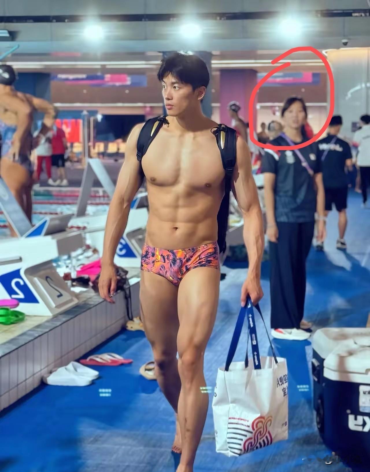 仔细看这个小姐姐的表情，  简直是演我本人啊！  直勾勾得盯着，就怕错...