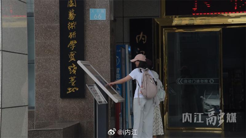 9月29日，“瑞禽祥花——安华平、刘刚、杨钢、董明花鸟画展（内江巡展）”在张大千美术馆开展。展览集中展出四位艺术家精品，搭建古今文脉对话桥梁，传承巴蜀工笔花鸟画艺术，展现传统书画的时代活力。

张大千纪念馆馆长王鼎介绍，巡展持续至10月25日，是专为国庆假期打造的特色文化展览。其间，大千 ​