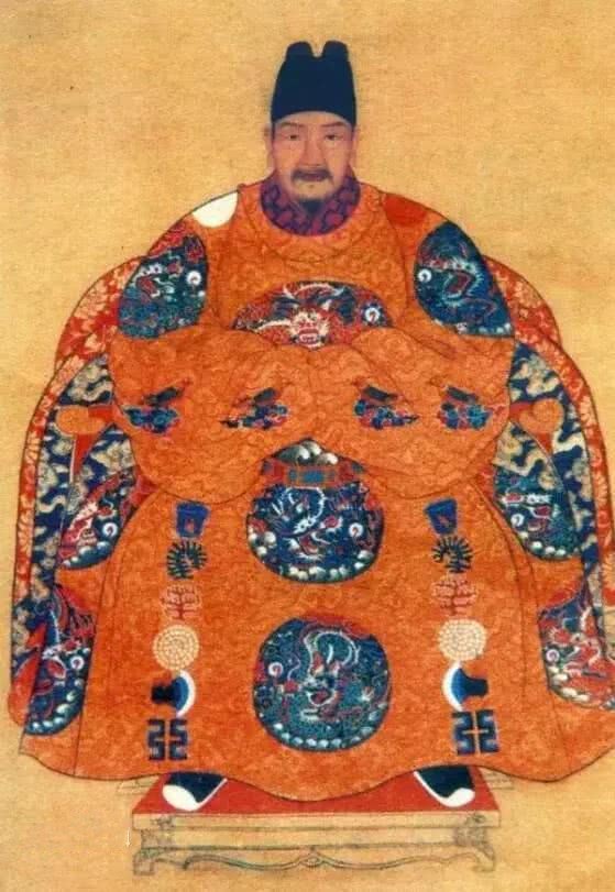 孤灯照破山河碎：明思宗朱由检的悲歌与绝唱
崇祯十七年三月十九日，这个日子注定要在中国历史的册页上留下最沉重的一笔。北京城破，煤山之上，一株老槐树下，大明王朝最后一位皇帝朱由检以发覆面，自缢身亡。他留下的最后遗言是：“朕非亡国之君，诸臣皆亡国之臣。”这句话，像一把锋利的刀，割开了历史的伤口，也让后人看