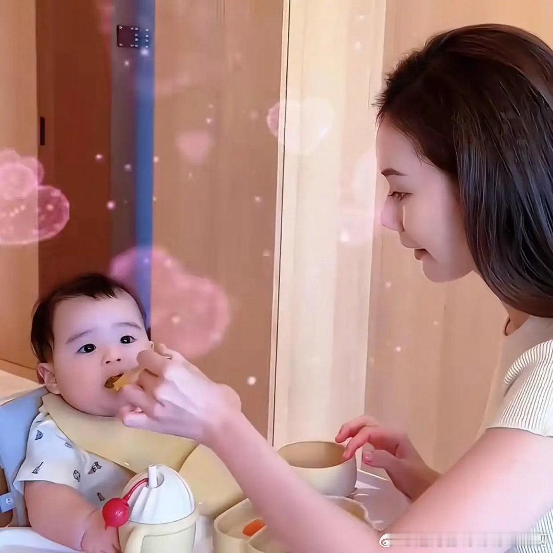 汪小菲新老婆晒6个月儿子吃辅食，肉脸小团子太招人疼，一句“烟火日常”把外界的嘴堵上了 ​