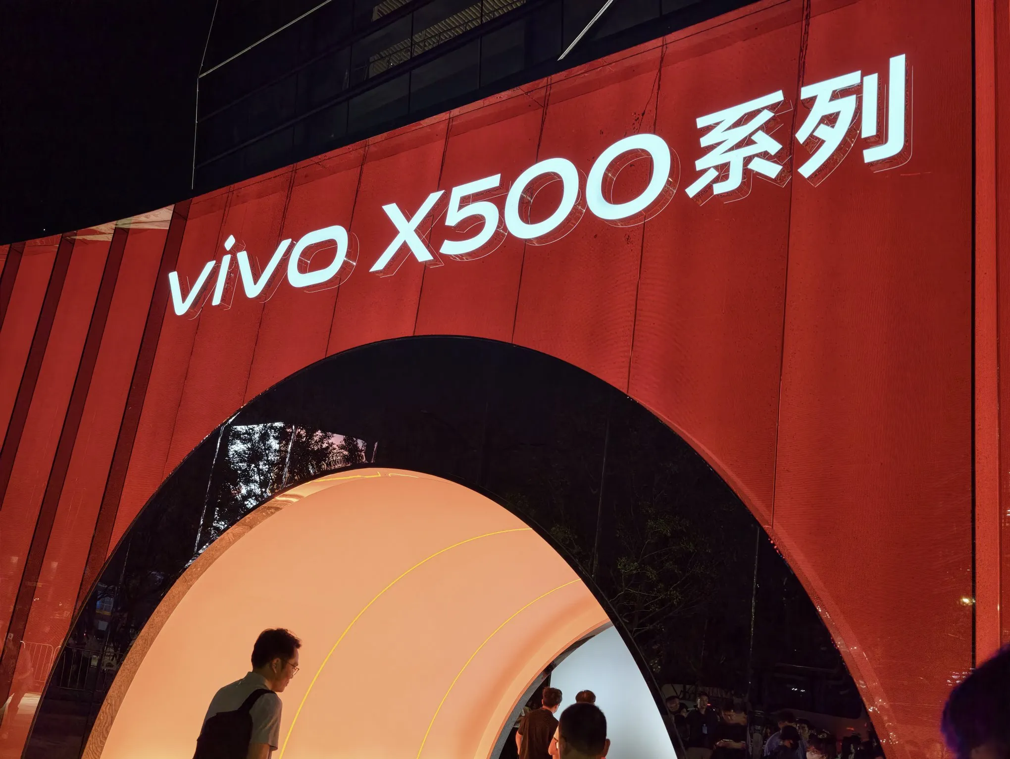 vivo X500这次主打视频能力。随手都能拍出电影感。8K Live直出是个大卖点。