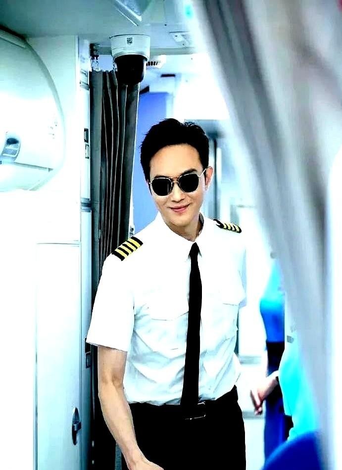 袁咏仪家里包被估算总值超过2000万港元，张智霖曾在高空蹦极时喊“不要再买包了”。2026年，50多岁的袁咏仪自己开口说，以后没必要买的就不买了。
张智霖听完这话的反应，用袁咏仪在活动采访里的原话说，他当场愣住了。
一个买了二十年爱马仕的女人突然收手，老公比谁都慌。这事放在普通人家，老婆说少花点钱，