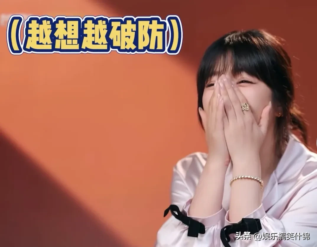 性感女神赵奕欢被五个男人忽视，
落差太大，崩溃哭，
换风格争取喜爱，最终却落得无人问津的地步，这看起来也是很奇怪的现象呢！
赵奕欢获得性感女神的称号，当年可以说是很多宅男的心头好，现在虽然39岁了，但是颜值和身材依旧在线的。
但是她首次参加恋综节目，就受到了冷落，从进门开始就自己搬箱子，没有人欢迎，