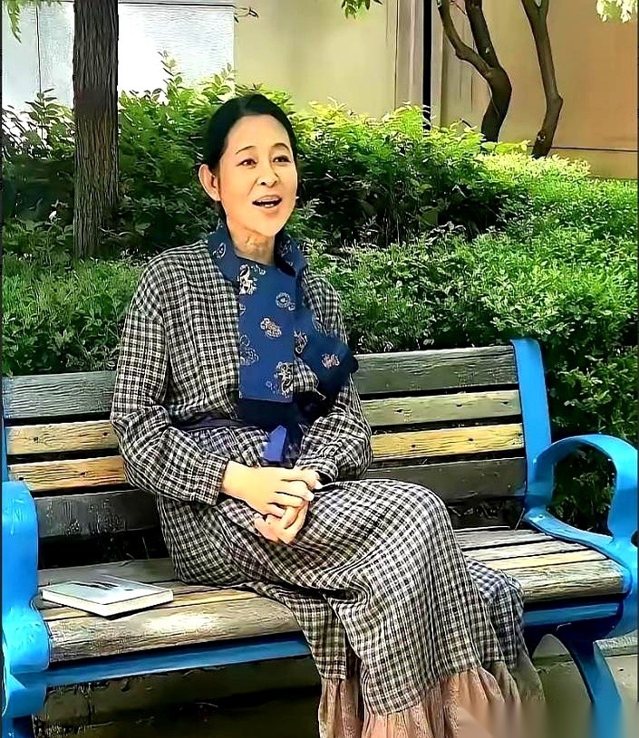 最近网易新闻转述了一组倪萍在公园被抓拍的照片：一件深色旧外套，头发随便往后一挽，眼皮耷拉着，两条法令纹深深卡在松弛的脸颊上。
很多网友滑到这组图，大拇指直接停在屏幕上，专门点进评论区上下翻看确认了三遍，才敢相信这个67岁的素颜老太太，竟然是当年连续十三年霸屏春晚的“央视一姐”。
底下的声音出奇地一致