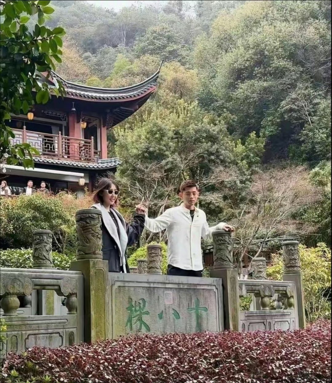 游客偶然抓拍到张继科与张蕊牵手的一幕。（图一）
这么多年，这两个人一次次被偶遇，可直到如今，这份关系始终没有一份正式的官宣。

这个张蕊（图二）的前夫张思麟目前是白百合的现任老公（图三）。所以娱乐圈首先是个圈。

不过现在都是网络里传闻满天飞，结婚生子各类说法层出不穷，但是工作室都已经出面辟谣。
外