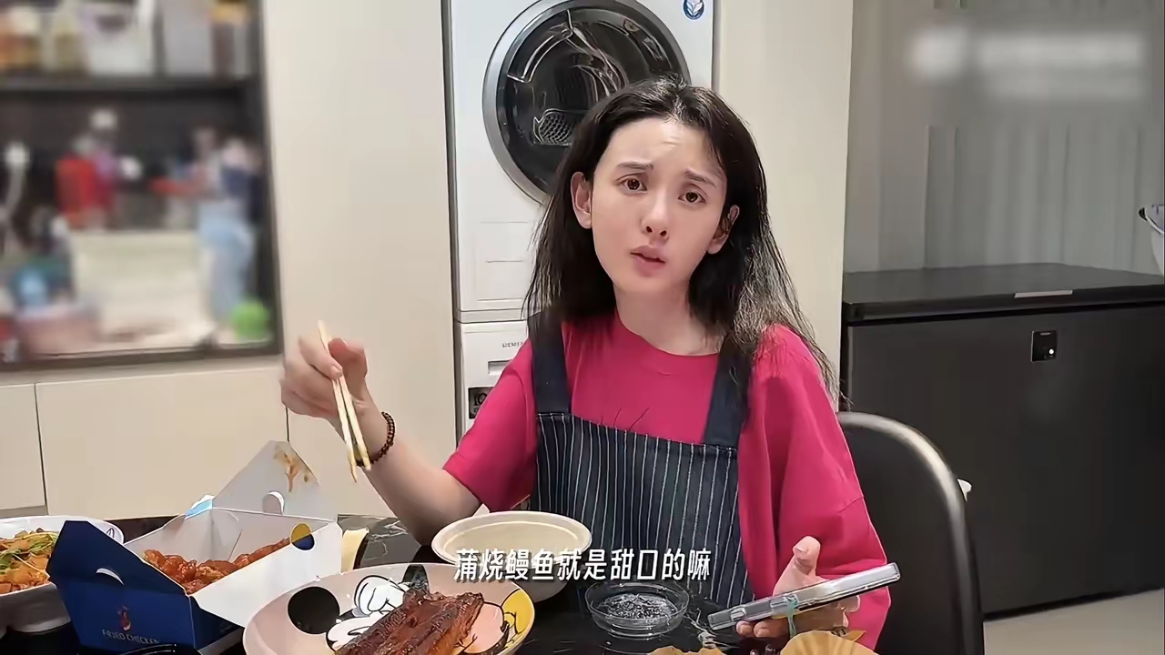 宋祖儿为了减肥真的是太拼了，要看着已经是瘦成皮包骨的样子了，可依旧觉得自己还不够瘦。

厨房应该是一个让人感觉幸福的地方，有各种新鲜的食材，丰富的调料，制作出美味的食物。

可宋祖儿嘴里却反复的说着，要控糖，少吃碳水。

甚至自己爆出十个月不吃一粒米饭，这简直是太厉害了吧。

但是如今她瘦的脱相，眼