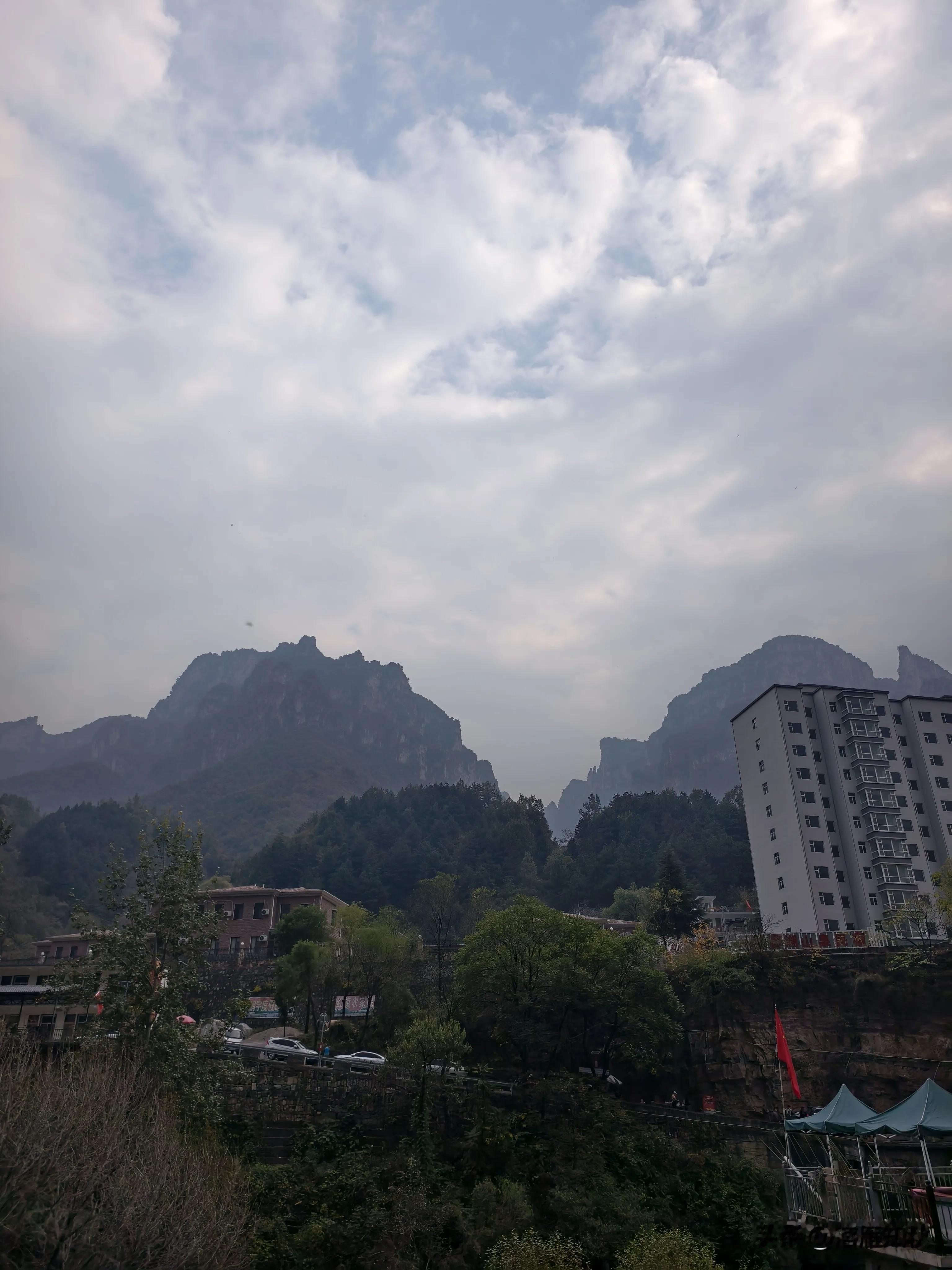 50万预算买车，这个价位，选择太多了，如果喜欢轿车，首选宝马5系，50万预算可以拿到高功率版本，2.0T动力充沛，底盘调校扎实好开，后排空间宽敞，内饰豪华感足，不管是自己开还是后排乘坐舒适度都在线，多年口碑摆在这，保值率也很可观。