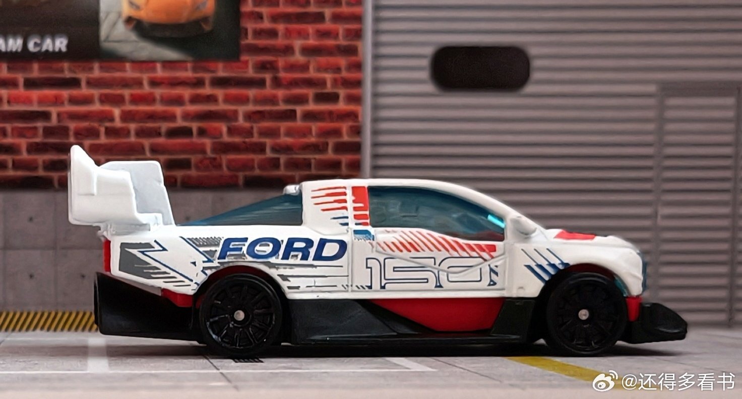 #我的玩具#
 722.［小车：风火轮220.］
普卡 福特F-150 Lightning SuperTruck（数字拉花150·赵师傅）
同样是赵师傅的车，宝马M4GT3首版白色就不如二刷黑色，而这款首版蓝色就不如二刷白色。。 ​