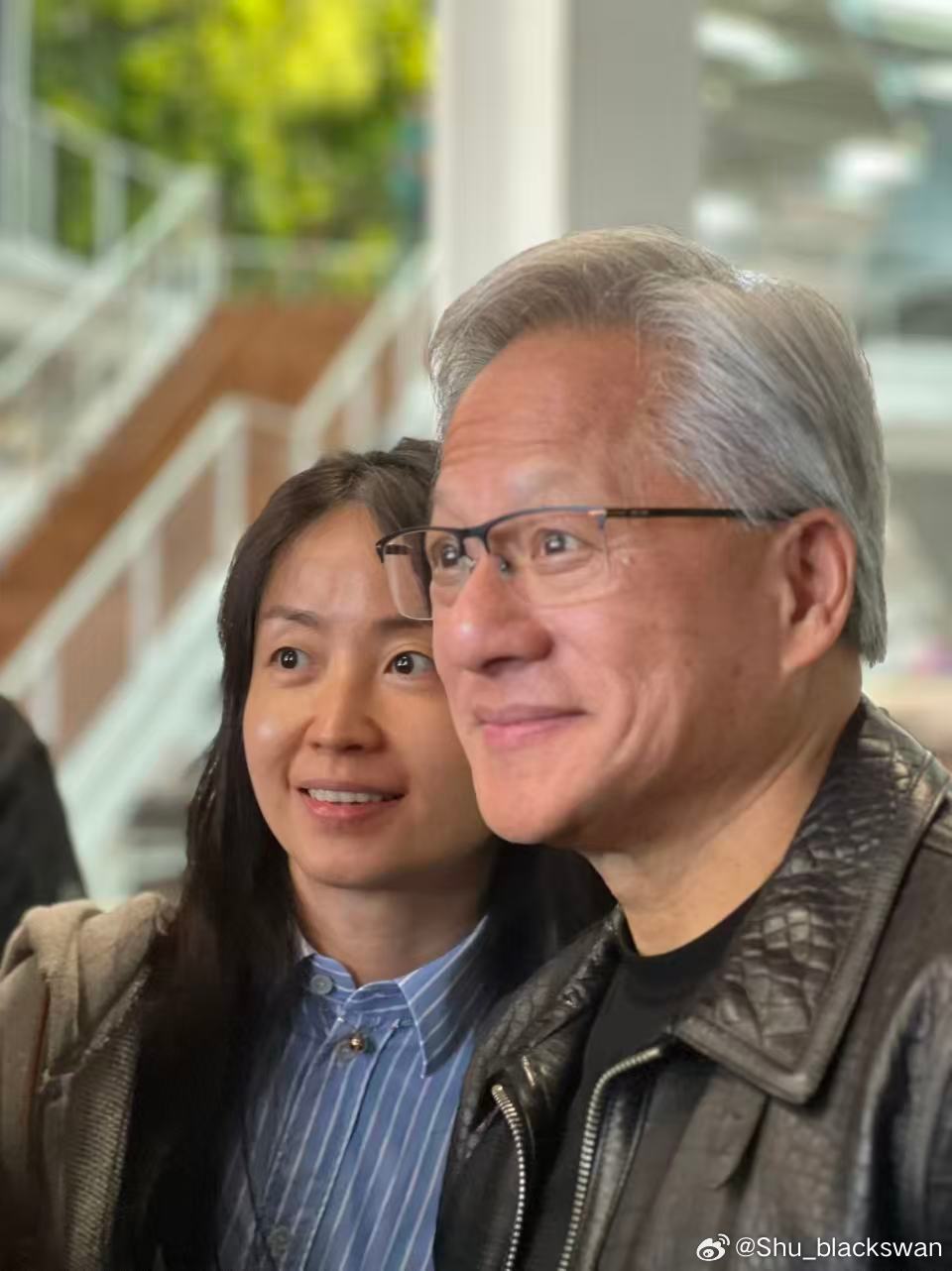 为什么我今天没化妆！我应该穿好看一点的！偶遇黄仁勋！激动得哇哇叫^_^  ​