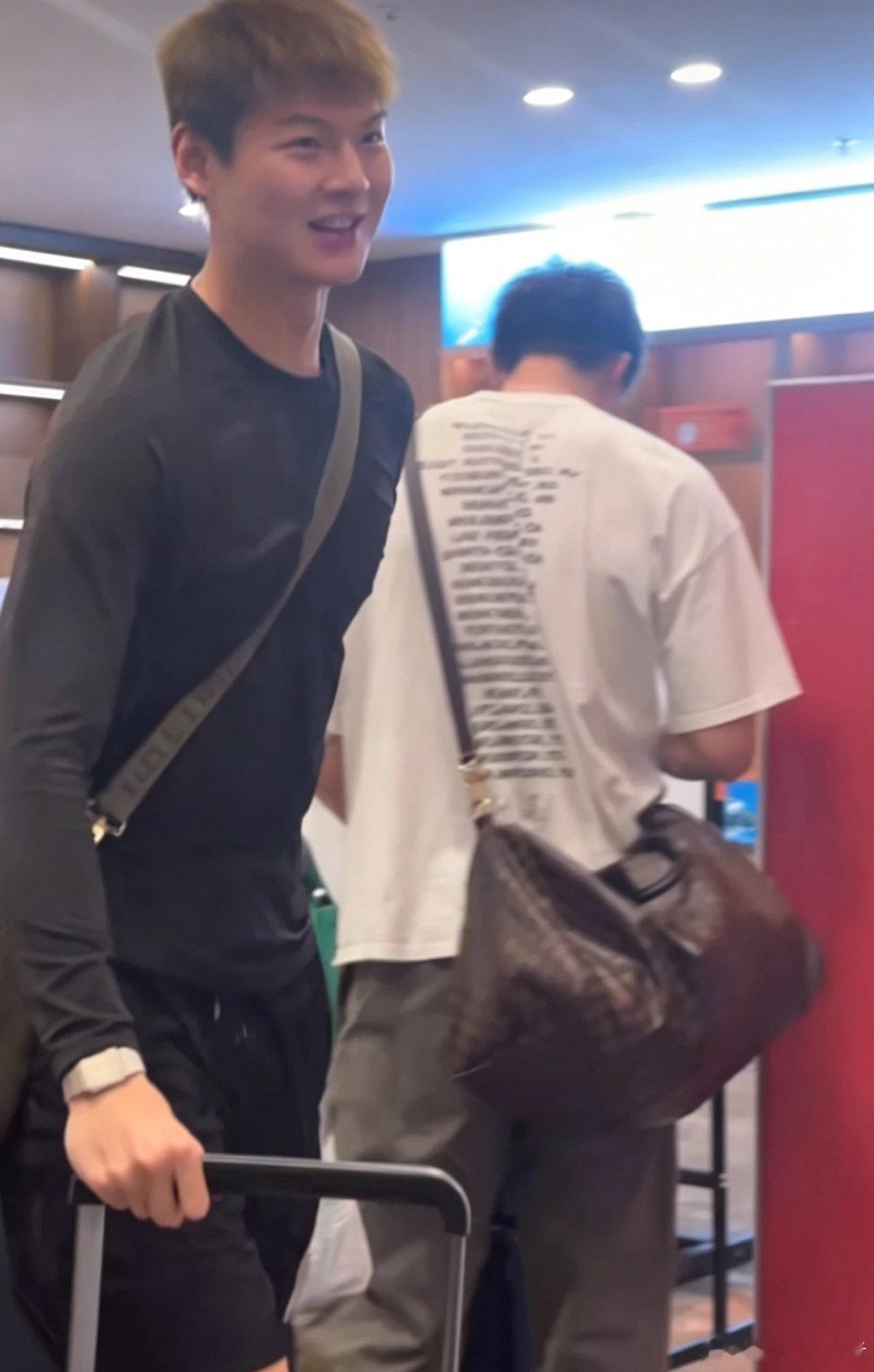 上海男篮不亏是是新科CBA冠军，体测也是最后一个到，单独进行新赛季CBA体测！[赞] ​