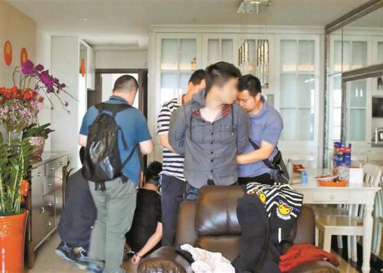 三名男子盗窃得手之后，跑到夜宵店聚餐庆功，还围坐在一起复盘作案过程，邻桌的民警听见对话，当场把几人抓获。
 
案发当晚，这三名男子完成盗窃，没有尽快分散撤离，反而选择到街边夜宵店坐下吃饭。几人觉得行动十分顺利，内心放松，借着吃饭的机会，仔细讨论作案的全部细节。他们交流哪里方便进入，怎么躲开监控探头，