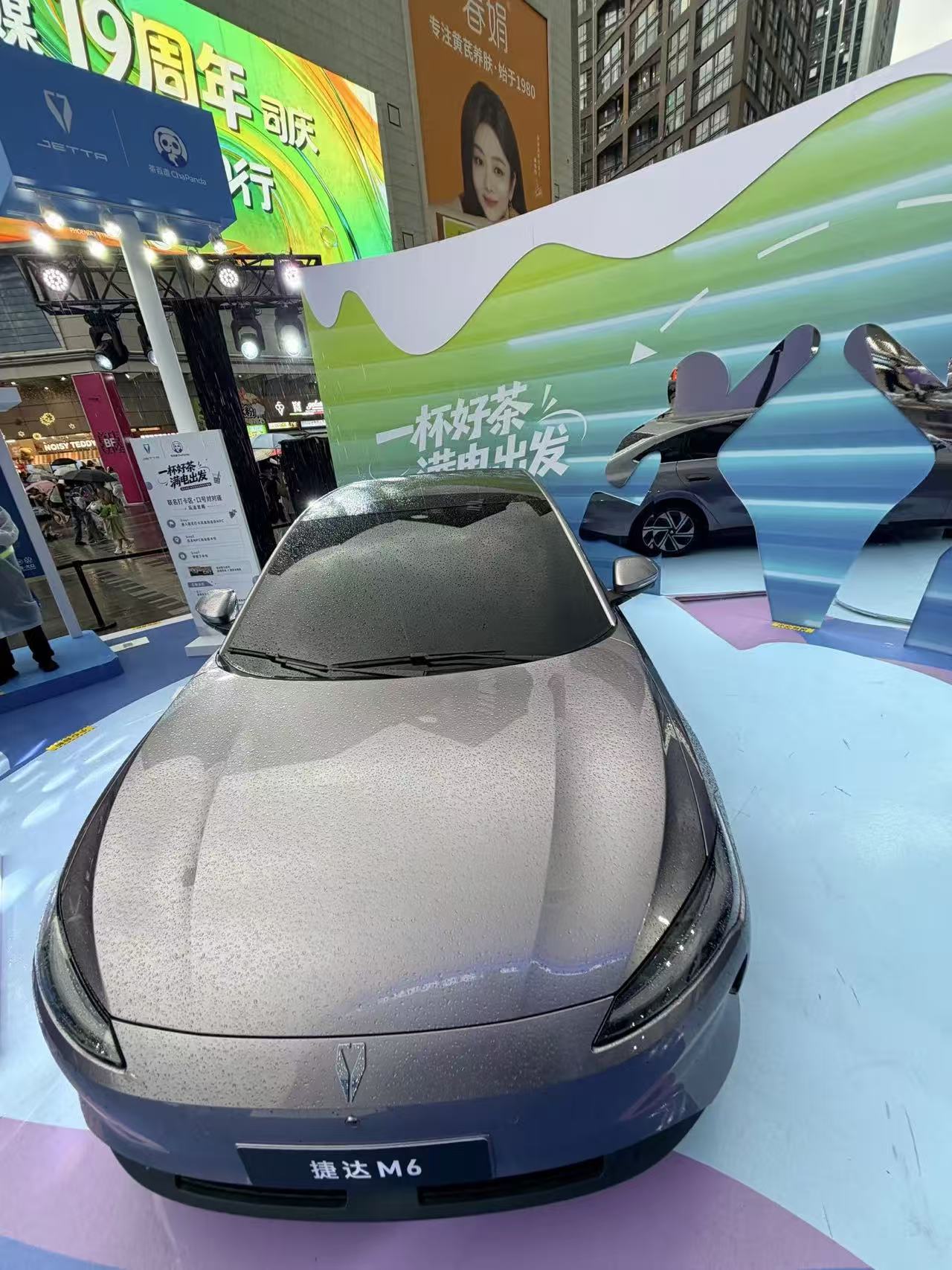 捷达M6在我眼里，捷达M6就是主打稳扎稳打的家用代步车，没有多余噱头，把实用性拉满了。车身尺寸适中，市区穿梭、小区停车都很灵活，新手也能轻松驾驭，车机流畅度不错，日常听歌导航完全够用。能耗控制很优秀，日常代步成本超低。不过车身姿态偏低，过减速带、烂路容易磕碰底盘，而且捷达新能源积淀不足，整车智能化体