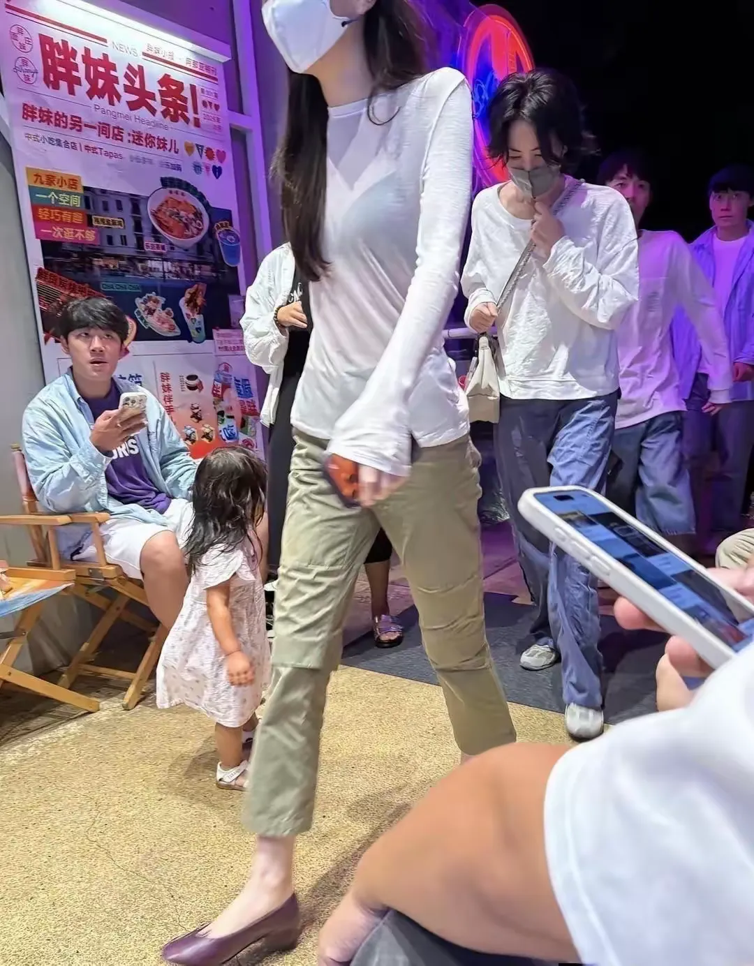 李嫣的衣品真的是跟了母亲王菲！
李嫣的年纪正是爱美的时候，身材是没的说，可是这穿衣的风格像极了母亲王菲，白色的透视衫里面穿着黑色的打底，休闲裤跟后面母亲的牛仔裤太过扎眼，尤其是母亲王菲身上穿的那件白色打底，全是皱皱巴巴，感觉好像洗衣机里刚洗出来没有熨烫。或许有钱人穿衣要的就是皱巴巴的这种效果。