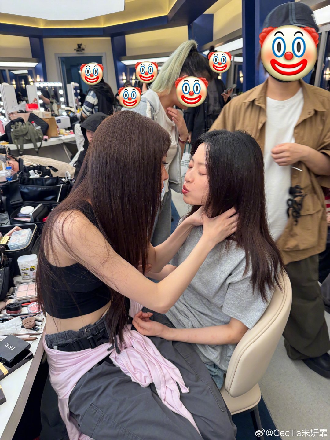 轉載了的微博圖片
给后面人用小丑打码也太幽默 ​