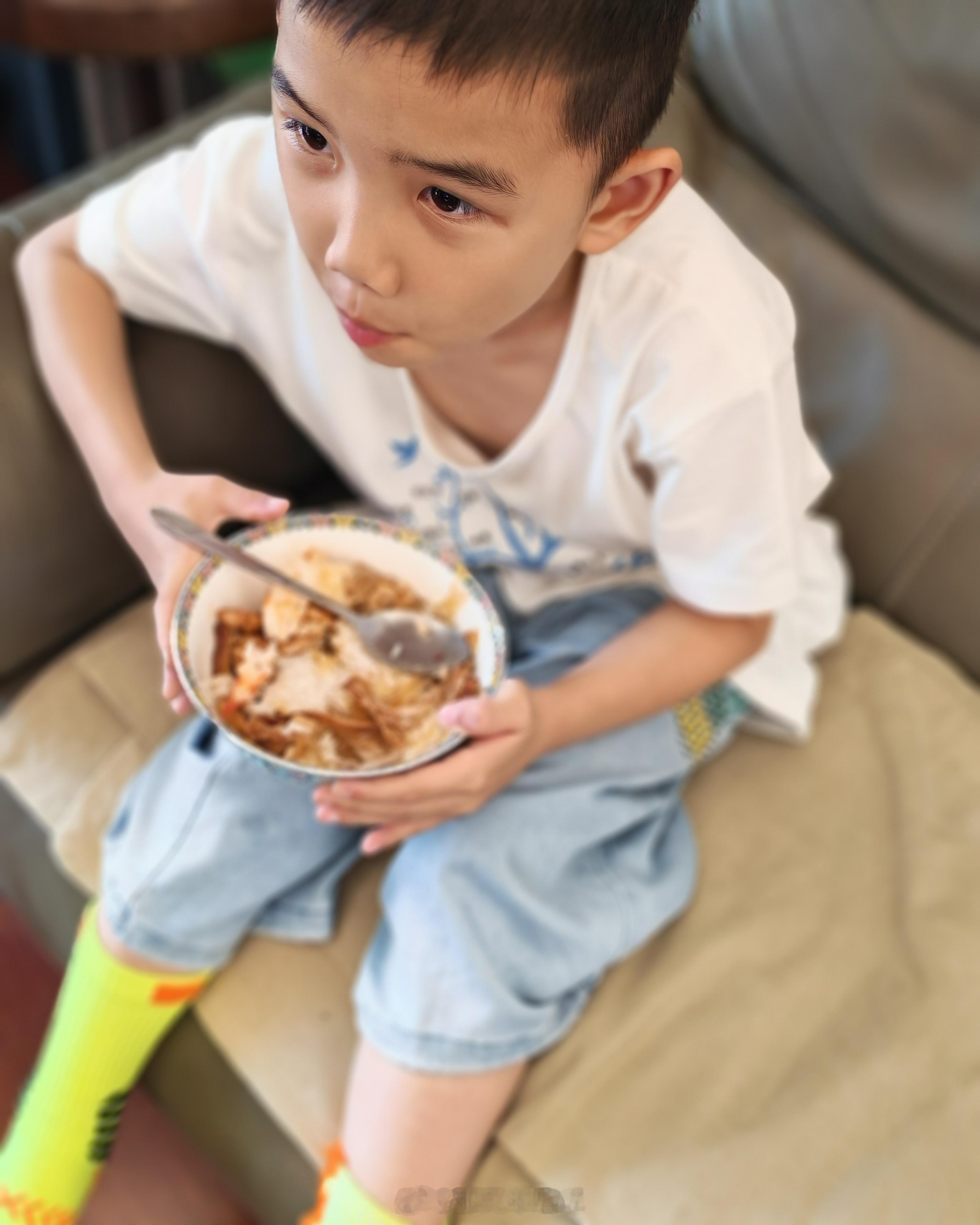 今天又给崽续了培训班，花了八千，而我自己想买 Oppo 新机却没下手🥲我看博主拆机领完国补差不多也就这个价。
读幼小衔接一年是两万，还不包括托管和晚餐伙食，上了小学后这笔钱好歹是不用出了，暂时也不用上什么其他的培训班。
之前和一个做生意的朋友吃饭，他老婆说去经常拿烟酒的店又结账了三万多 ​