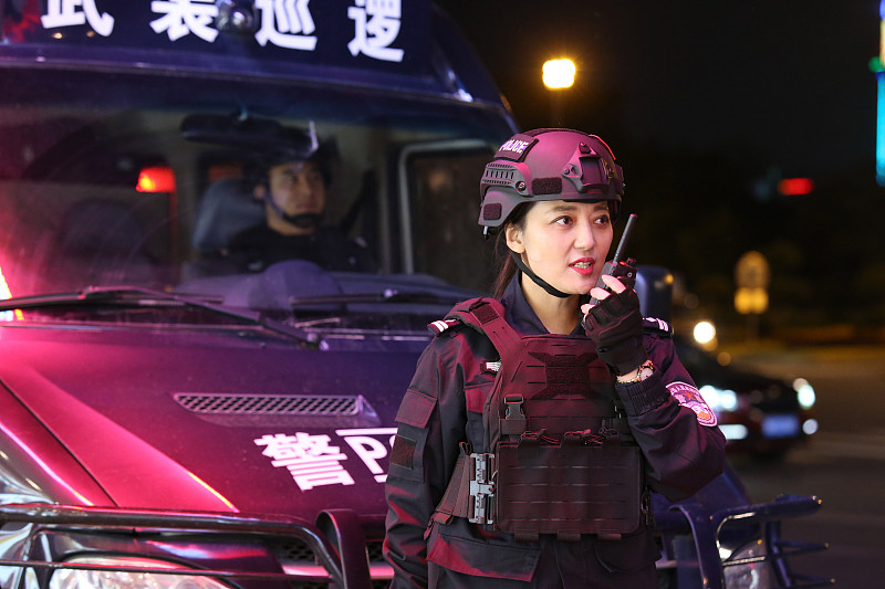 辅警能直接转为正式警察吗？别再信“干满多少年自动转正”的传言了，根本没这好事。
但转正的通道确实是敞开的，核心逻辑就是逢编必考，没有捷径可走。最主流的路径就是走国考省考的人民警察岗位，要过行测、申论、公安专业知识笔试，还有体测、面试、体检、政审全流程，天天泡在一线出警的辅警，对公安业务熟门熟路，考专