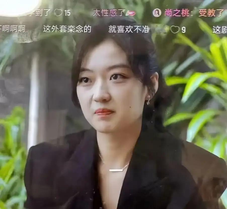 孙千有一个很明显的缺点。


我估计她都没意识到，不过导演应该发现了，那就是她不适合绑头发。

她的五官和脸型都挺普通的，别看身材和气质不错，一绑头发整个人就显得脸大而普通。

反而披头散发的时候，身材高挑，气质又出来了，看起来有范儿多了。

导演可能也注意到这一点，所以在镜头里她一般都让头发散着。