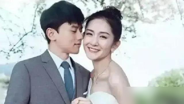 2011年，张杰谢娜攥着钱没买汤臣一品，转身租了四年房。
那时候两人手里不是没钱，是怕。怕现金流断了，怕下个月商演接不上，怕房子把人压死。别人笑他们傻，有钱不买豪宅，偏要租房住。
结果呢？张杰今年在鸟巢连开16场，破了世界纪录。谢娜话剧收官，张杰坐台下看，芒果台周播节目也立住了。
四年没买房，
