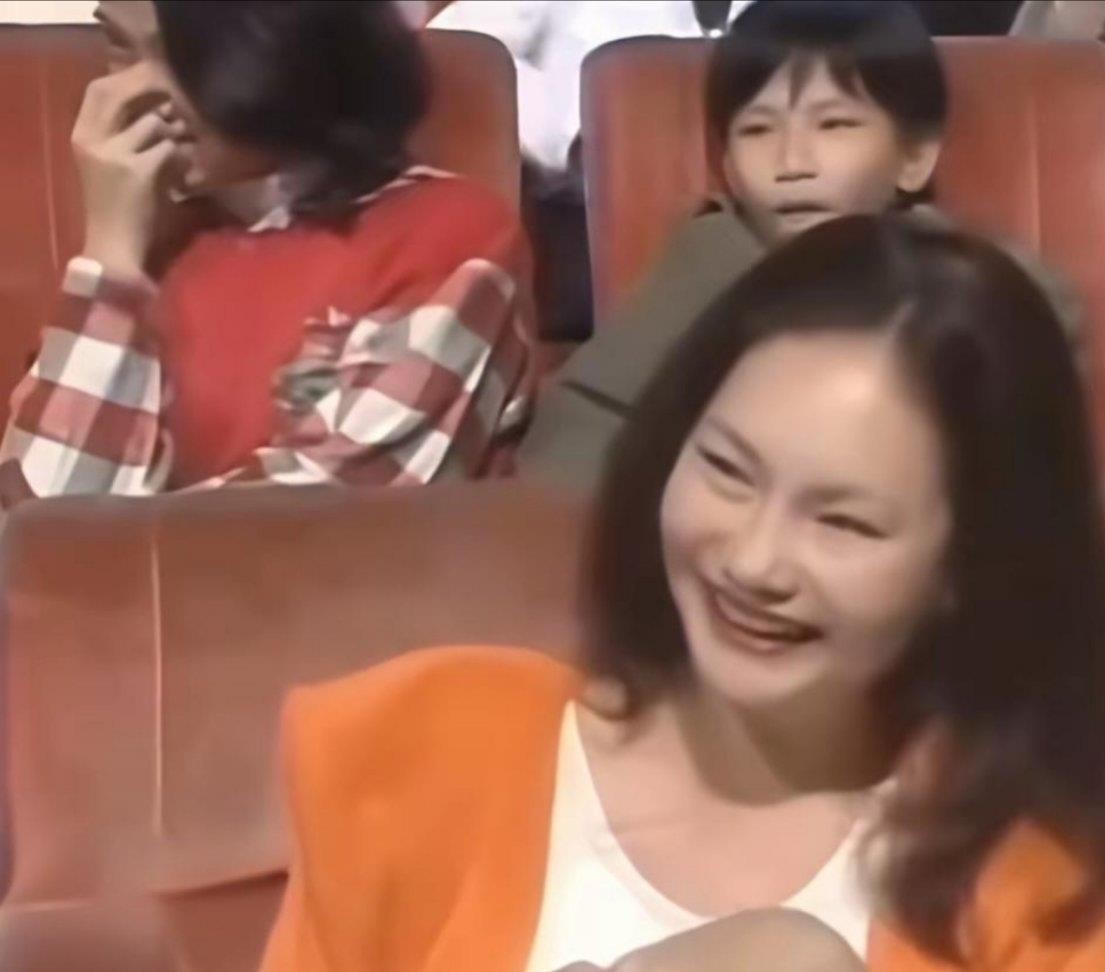 黄春梅当年43岁陪着大小S跑通告当司机做幕后，1996年颁奖礼上小S一句“我妈是我们司机”把全场逗乐，台下黄春梅笑得眼角都是褶子却藏不住骄傲。那会儿大S才十九岁，小S十七岁，俩丫头站台上谢妈妈，黄春梅坐底下像把所有苦都熬成了甜。婚姻这东西她没捞着好结果，可两个女儿后来红透半边天，你说这是命好还是她自