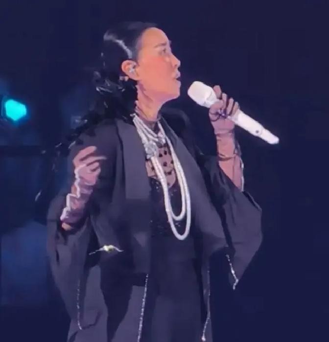 唱半首歌到底要不要报批？那英成都演唱会哽咽加唱悼念刘欢，网友替她捏把汗怕吃罚单，官方通报来了：不算变更节目
9月26日晚，成都演唱会现场，那英一身黑衣站在台上，声音发颤地说出“我的良师益友真的离开了我们”，随后唱起了《弯弯的月亮》，数次哽咽到几乎唱不下去。台下掌声雷动，但掌声之外，另一场关于“合规”
