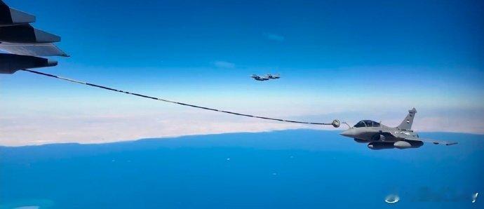 中埃“文明之鹰-2026”空军联训结束，图片显示中国空军运油-20A给埃及空军米格-29、阵风空中加油。中国空军参训飞机马不停蹄参加9月8日至10日位阿拉曼国际机场举行的第二届埃及航展，此系中方第二次派军机参加该航展。 ​