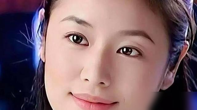林心如50岁跑去念书，还拿了杰出校友。
不是挂名镀金，是真去修传播管理课程。她说演艺圈变得太快，不学就被淘汰。
回头看，从抢紫薇那个角色开始，这女人就没走过一步废棋。别人还在纠结番位，她转身当制片人。别人焦虑容貌，她听医生的，主动增肥，体脂稳稳卡在22%，每周三次普拉提。
前两天在九寨沟被偶遇