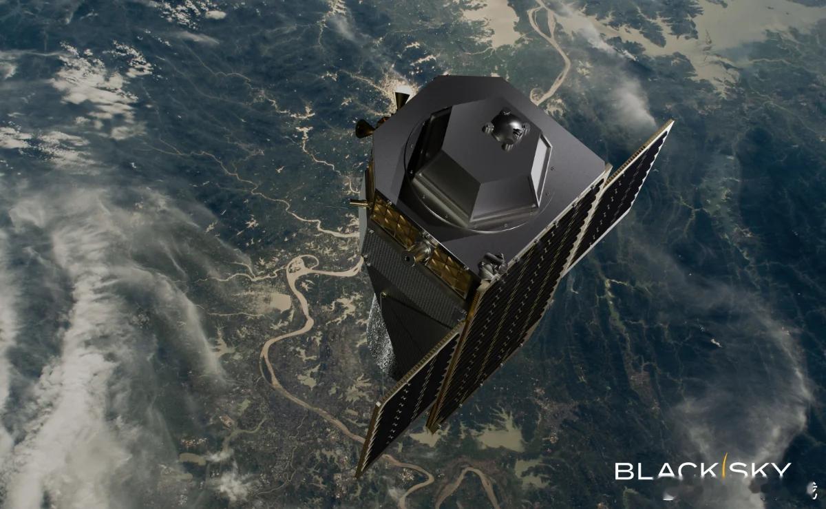 黑天科技加入10亿AI卫星网，在轨直接分析图像，情报更快了

2026年9月11日，综合SpaceNews、Defence Blog、BlackSky官方公告等多家外媒报道，BlackSky正式加入一项总额10亿美元的人工智能卫星网络计划。这不是简单多发射几颗卫星，而是要把AI计算能力直接搬到轨道上，让卫星自己看懂拍到了什么，不再把 ​