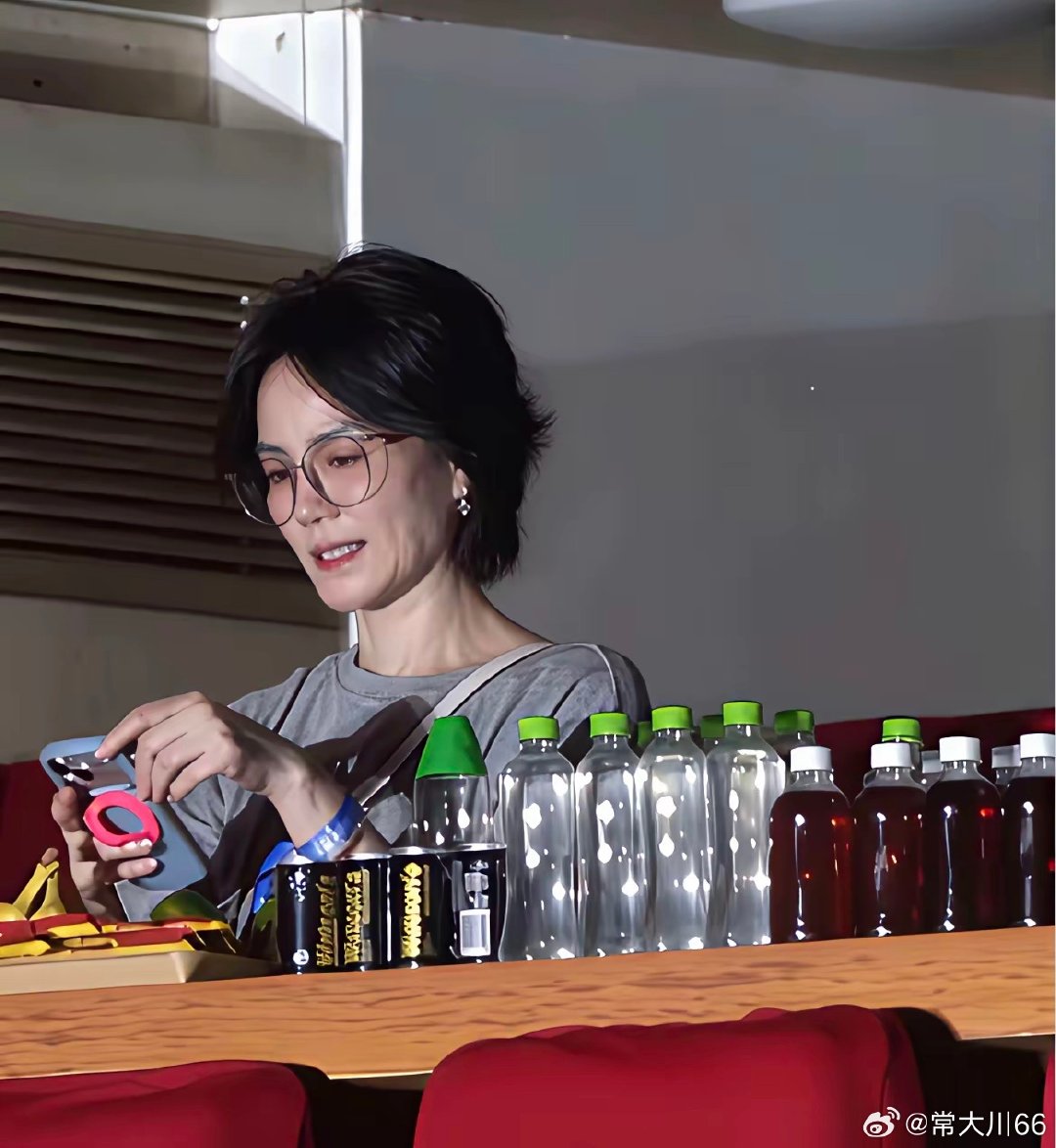 王菲很细心，她知道自己会出镜，所以提前把自己带的矿泉水外包装全部撕掉了，这样就能避免给某些品牌打广告了，不徒增烦恼，活得真通透。 ​