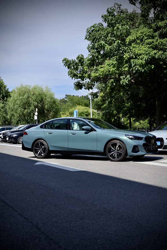 稀缺现车｜约克角绿➕烟白内 530i尊享标轴