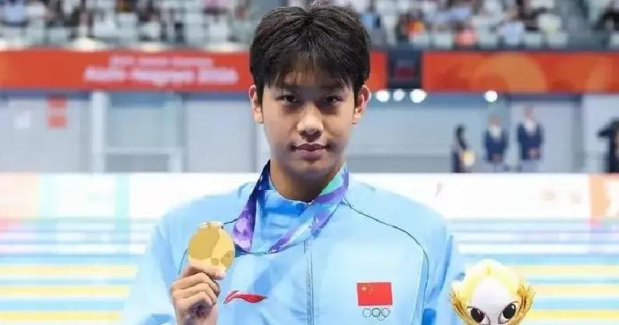 51年最痛后24小时！体操女团14连冠碾压日本，13岁于子迪3金张展硕破亚洲纪录，男足打平出线，48金领跑能守住第一吗
柯沁沁在个人全能平衡木上掉下器械的那一刻，中国体操女队51年亚运不败的纪录轰然倒塌。杉原爱子最后一项跳马落地，总分55.599对55.199，0.4分的差距把16岁的柯沁沁钉在了银