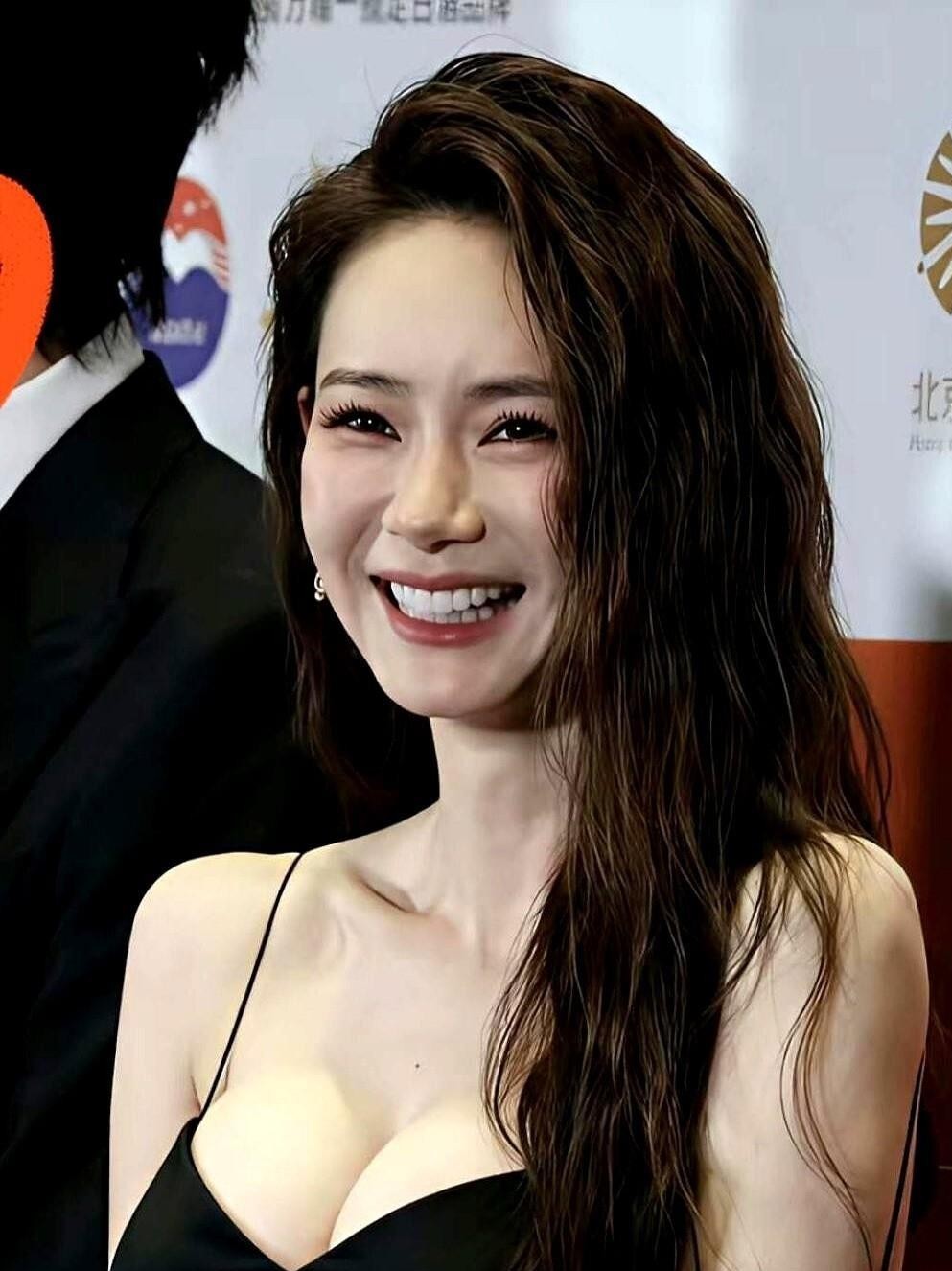 戚薇在节目里随口一句“在家连吊带都不敢穿”，直接把一堆老夫老妻的遮羞布给扯下来了。
结婚十年，生了俩娃，四十出头的人了，李承铉看她的眼神居然还带着毛头小伙子那种拉丝的劲儿。他看她以前的舞台和剧集，一秒都舍不得快进，眼里全是藏不住的欢喜。
现实里多的是这种日子：换了新发型、换了新睡衣，他在那儿低头