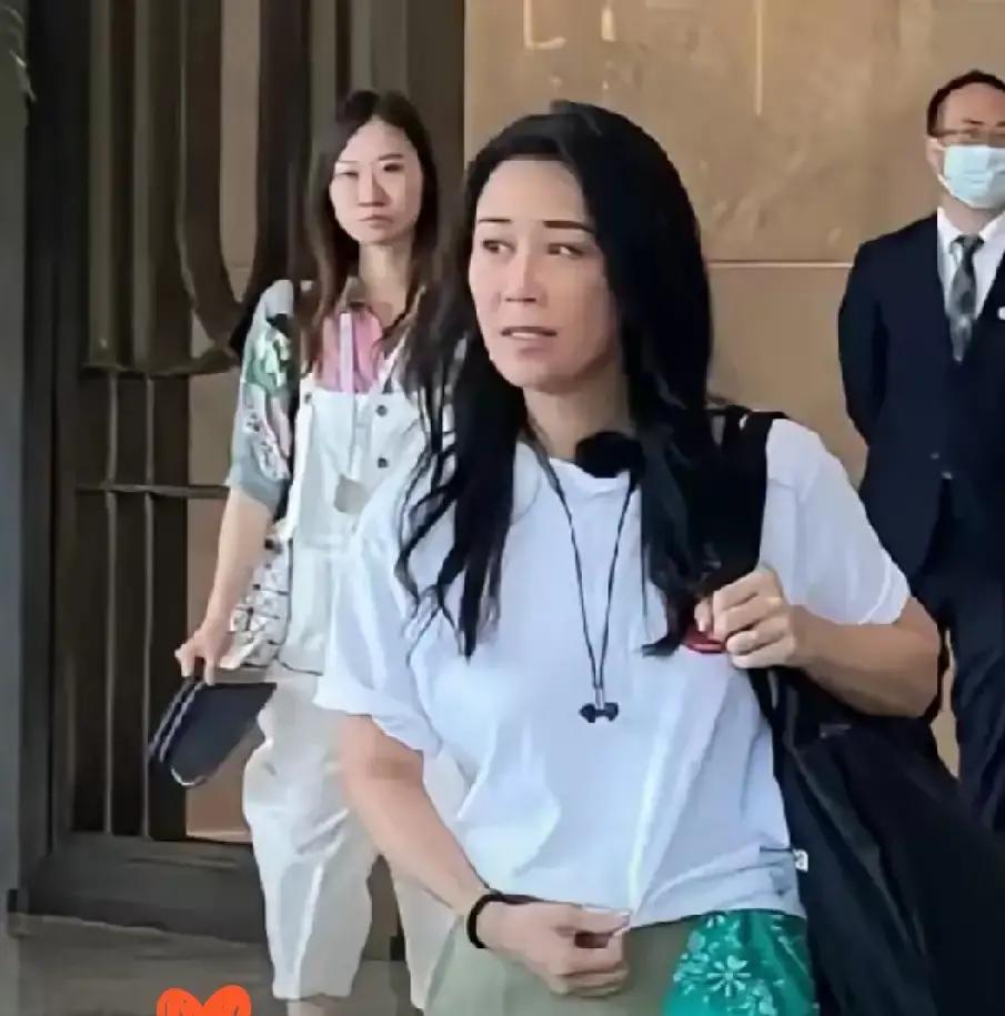 镜头前怼天怼地的那英，私底下居然是个跟生人说话都会脸红的素颜大姐。
大家总觉得她是一枚行走的火药桶。
当年在台上，搭档半开玩笑问自己是不是首选，她张口就来一句“不算首选”；送别被淘汰的同行，主持人在旁边疯狂找补，她转头就敢嘟囔“前几场我其实没那么喜欢”。
满屏弹幕都在骂她情商低，节目组可乐疯了