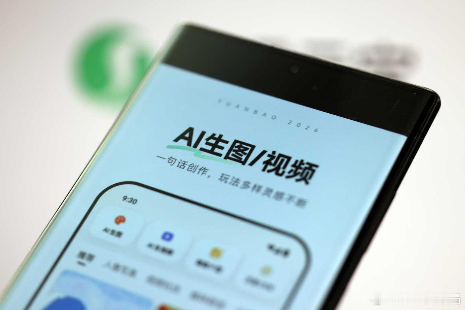 【#证件照业务受AI冲击#，#有照相馆开学季客流量下降七成#，从业人员：AI是把双刃】AI正在改变千行百业。

红星资本局注意到，AI工具在生成图像上的表现越来越好，越来越多人选择用AI工具生成证件照。在此背景下，有主营证件照的照相馆业务受到影响，开学季的客流量大幅下降。

有摄影行业从业人员向红 ​