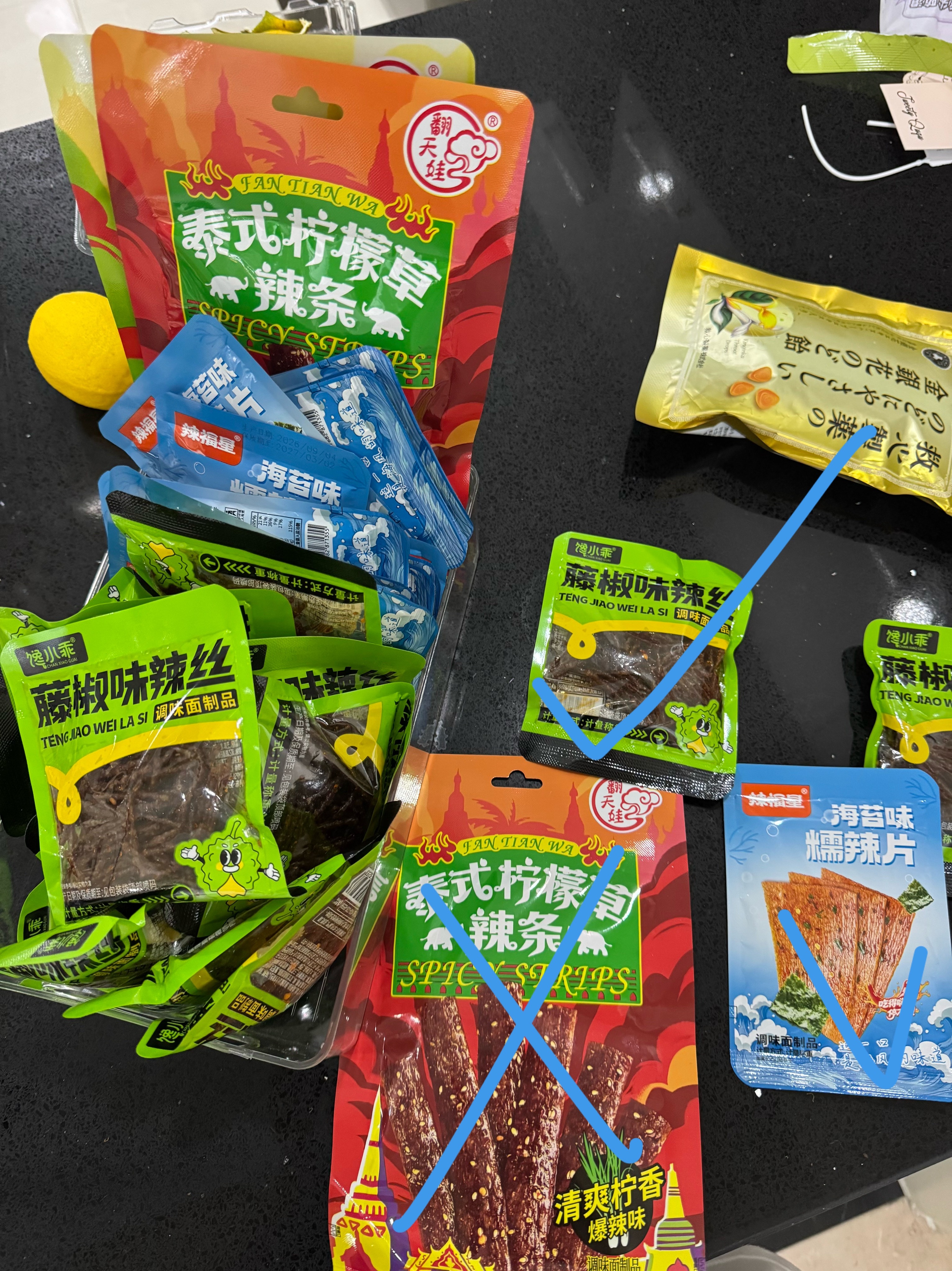 [泪奔]刷那个末世小短剧，囤物资那种的，看广告期间买了一堆辣条和巧克力，图二那个好好吃🤤 ​​​