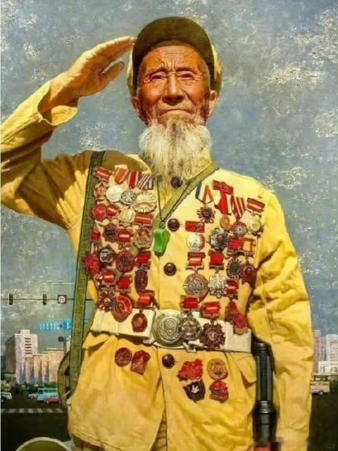 震撼人心！再次刷到这张照片时，敬仰之情油然而生。挂满勋章的老兵，虽然衣服上挂的是功勋章，但是可以想象到他遮住的是伤病，展露出胜利的微笑。没有您的战火拼杀，哪来的如今的幸福生活！致敬战功赫赫！默默无闻的英雄！ ​ ​​​