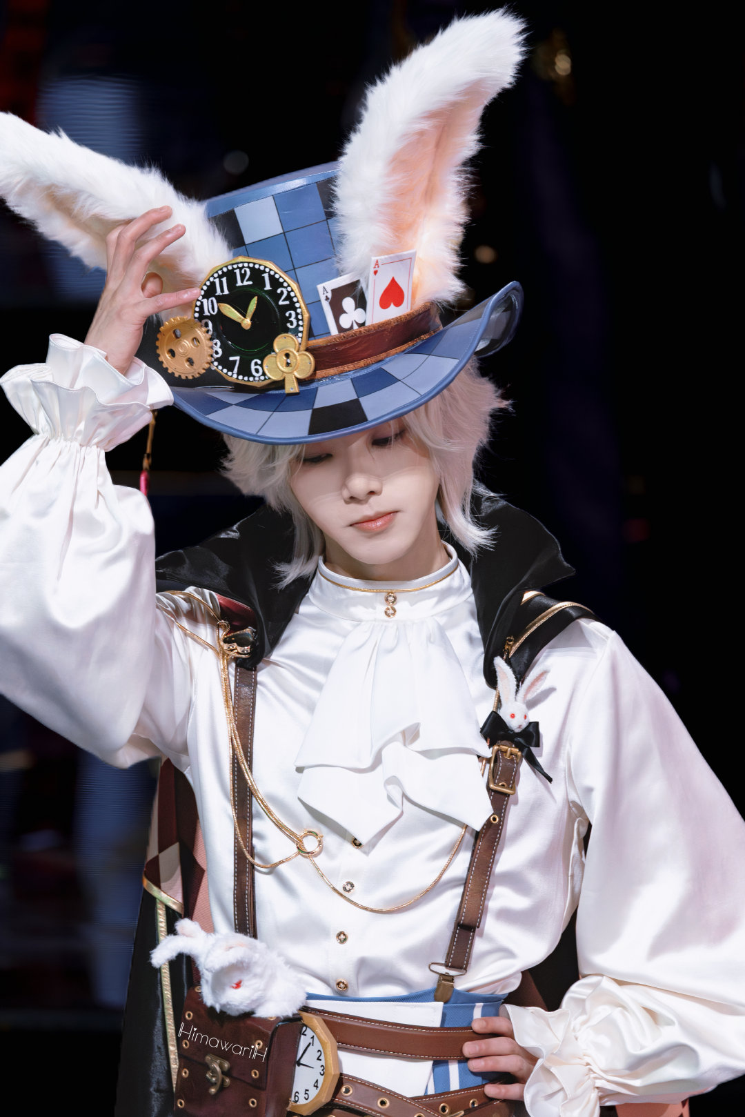 #华晨宇[超话]##华晨宇与兔子先生见面的那天#正面看！萌！侧面看！萌！横着看！萌！竖着看！萌！近看！萌！远看！萌！用爱凤熟几看！萌！用华为熟几看！萌！用小米熟几看！萌！翻山越岭看！萌！萌物中的统治者。神。萌兔。神兔。帝兔。魔兔。压倒性的兔中之王！ ​