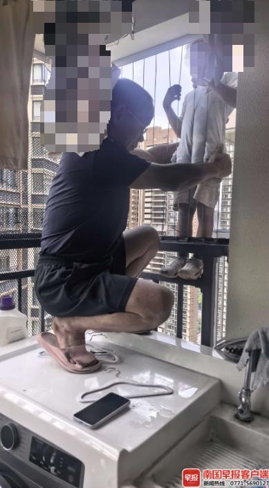 “这孩子福大命大！”广西南宁，一名女子正在37楼阳台休息，栏杆外突然爬下来一个哭喊“找奶奶”的小男孩。原来，孩子独自在38楼家中，看不到奶奶，竟翻出窗外往楼下爬。女子丈夫死死拽住孩子，物业紧急破拆防盗网，众人合力将他抱回屋内。网友：再晚一步不敢想！

宾女士回忆，事发当天正好是她儿子生日，一家人正忙