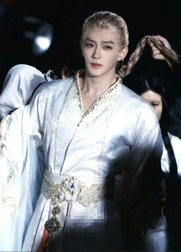 我一个表妹，是明星的助理，她见过邓为，

回来偷偷跟我说，她说邓为真人比路透里还要惊艳，看到邓为本⼈，当场都愣住了。
 
表妹跟我讲，有一回工作碰到邓为，真的被他的状态惊艳到，妥妥的氛围感美男，站在原地都看呆了。

她说，那天邓为只是安静站在片场角落，没化妆、没打光，一身普通私服，可往那儿一站，整个
