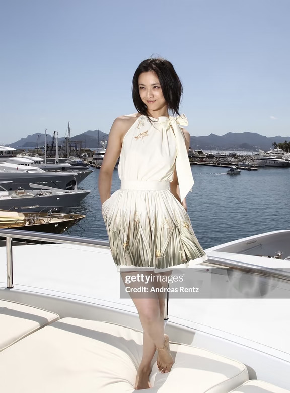 👗| 汤唯身上有那种很洋气的松弛感