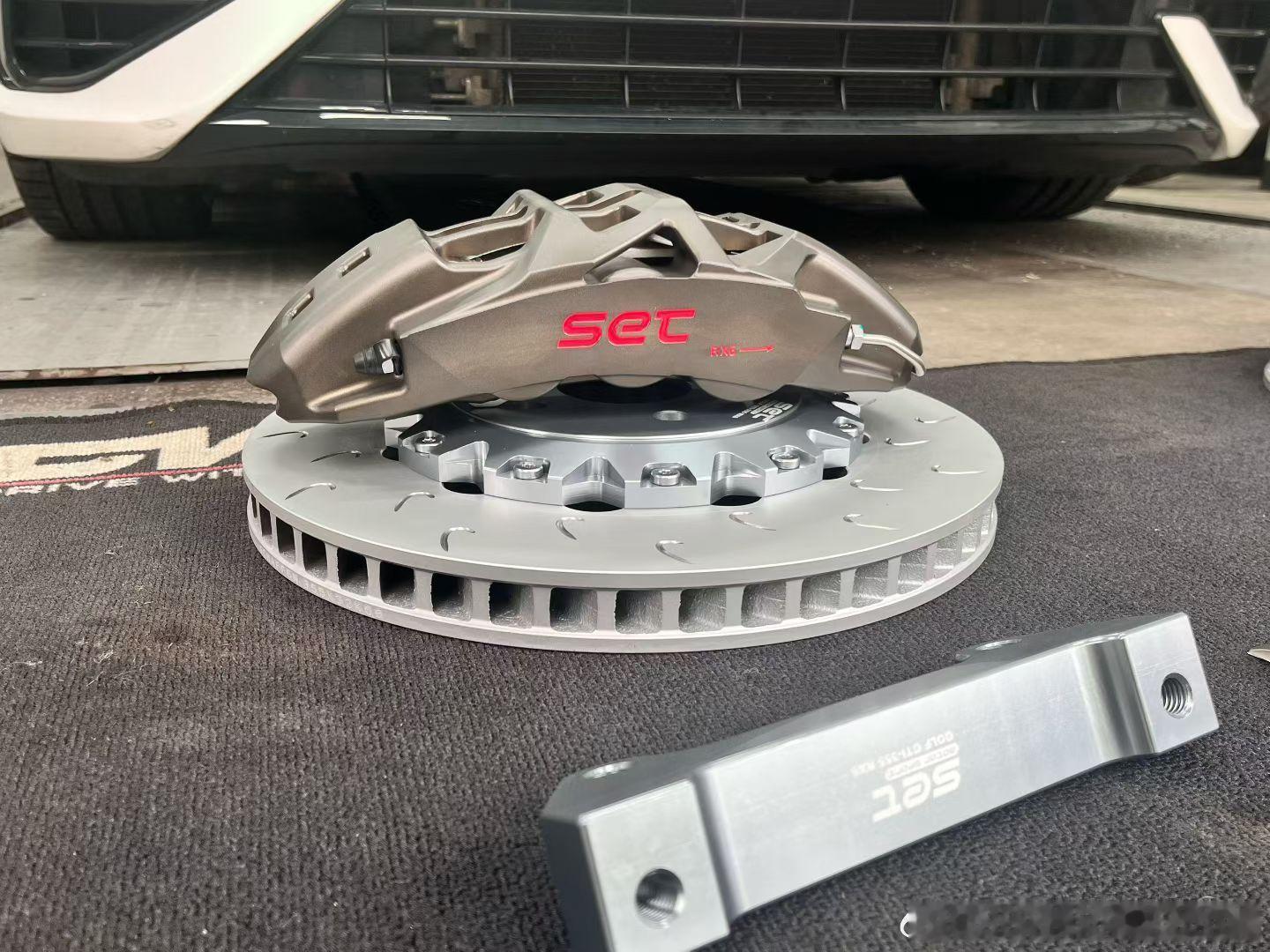 补全制动短板
小钢炮高尔夫GTI SET RX6竞技六活塞上车
走街 跑山 赛道完美兼顾的卡钳套装
卡钳本体强化力学 轻量化镂空设计 散热极佳 标配镍锰合金活塞 240℃超高温密封圈 止回弹簧 刹森ST高性能皮 GG高性能盘加持，在严苛的高温 高压制动环境下依旧从从容容游刃有余。
#改装车 ##汽车改装升级 # ​