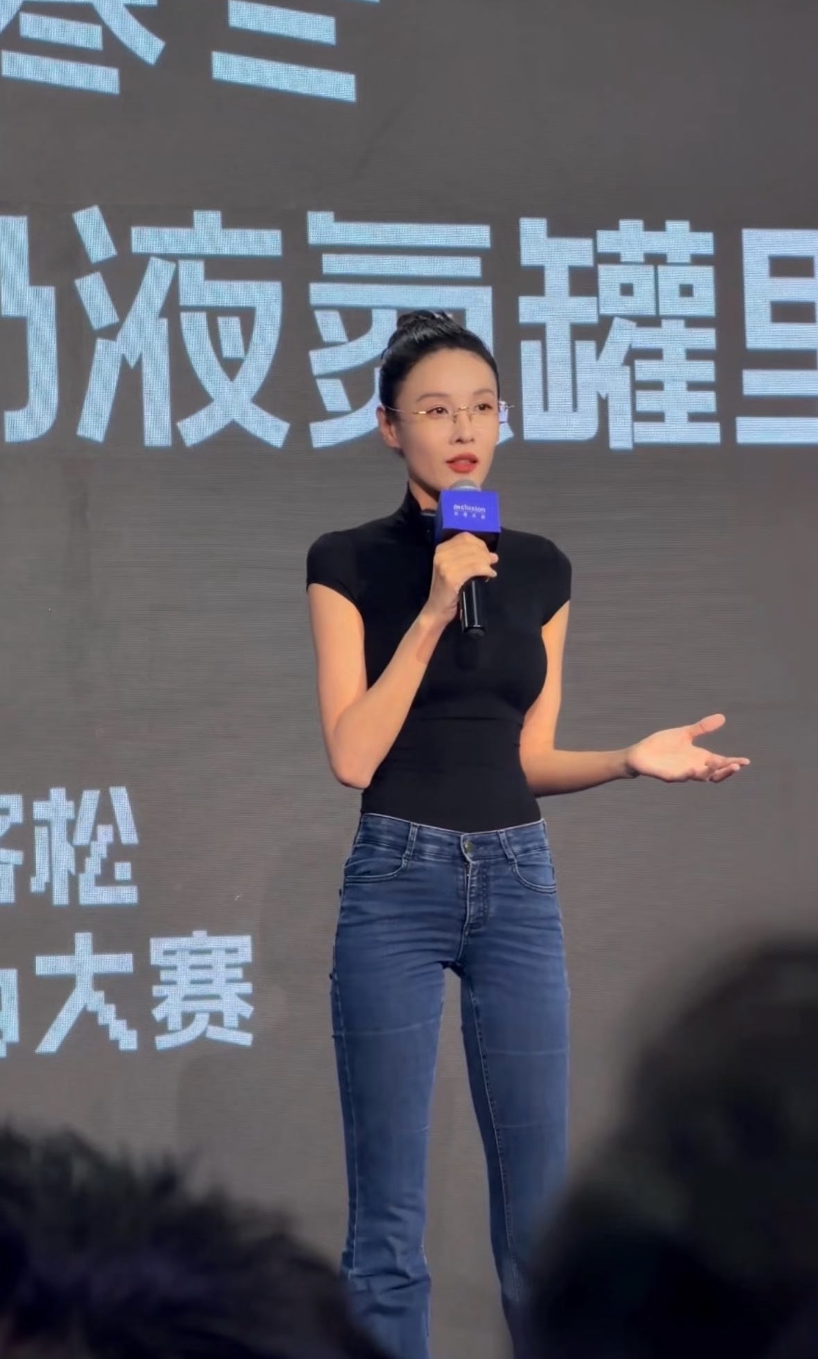 张蓝心和成龙拍十二生肖的龙女郎现在变成买ai课程的了。

扒开看张蓝心这场分享，真正扎人的不是&34;演员去写代码&34;，而是她描述的那个场景：剧组全面降本增效，AI替代真人。

跆拳道全国冠军出身，退役那天发现&