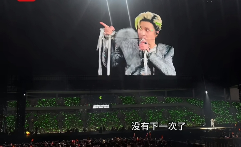 哪怕隔着屏幕都觉得压力大。

我理解薛之谦对舞台较真、不想让专程来的粉丝看打折扣的演出，这份心意真的没话说。

但说实话，现场工作人员肯定也不愿意出事。大型演出不容易。

还是大过节的，薛之谦的表情确实是过于阴沉了。

辛辛苦