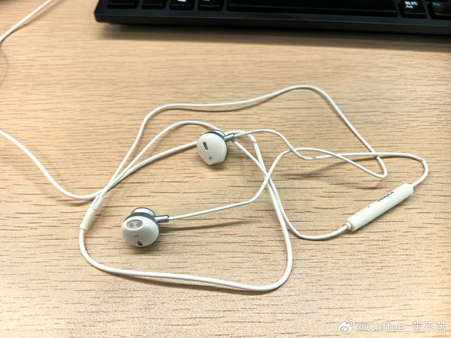 又过上了戴着有线耳机边听音乐边工作的日子了，仿佛一下就回到了年轻时候，北漂的日子。[嘻嘻]

（不喜欢无线耳机，耳朵塞得太满，戴久一点会不舒服。） ​