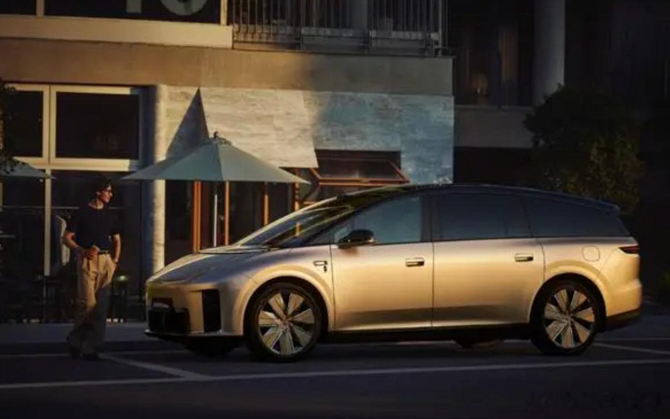 理想i9准备发布，自称是SUV，但其实消费者都会把它归类为MPV。这台车有四张零重力座椅，第二排座椅能够旋转。大六座的车厢功能，已经被玩到审美疲劳，看到时理想i9是否还有什么秘密武器吧…… ​