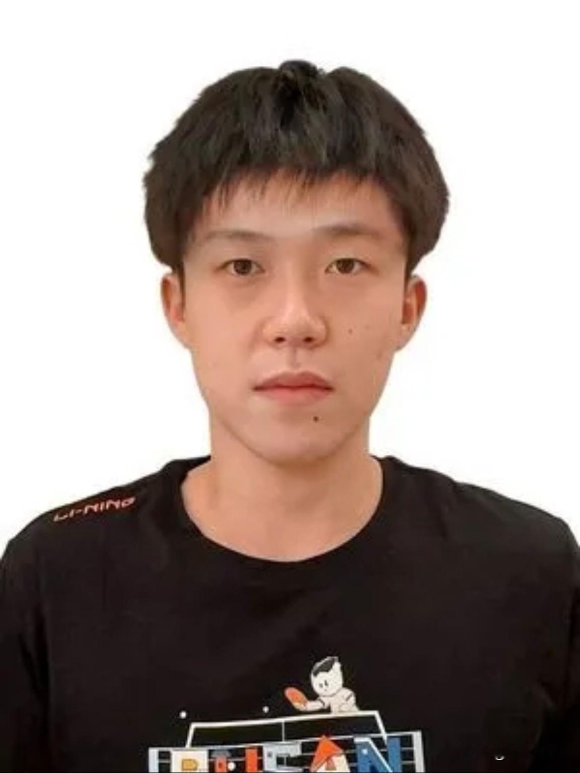 名古屋亚运会乒乓球队公式照出来了。

这也不知道从哪里抠下来的图，男队的头发都丑丑的，头哥好像就没理过这个发型，向鹏的脸也拉的太长了。

女队的也很怪，蒯曼和陈熠的发型太古怪的。

只有莎莎的最好看，果然莎莎有大赛美貌症，可可爱爱的，脸小小的。

亚运会加油！