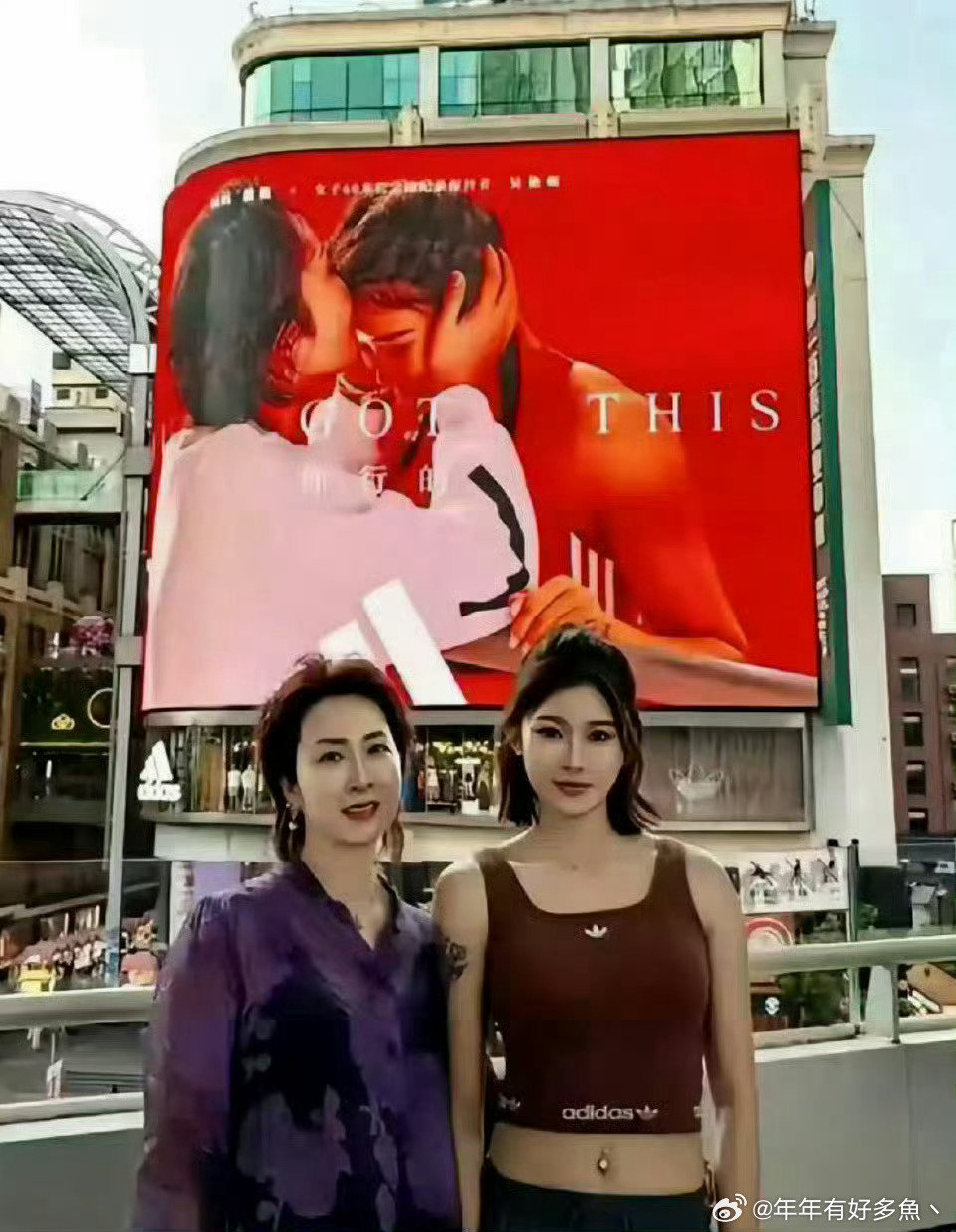 吴艳妮才是更早的王诗龄吧，妈妈有钱养出来的小孩漂亮又有气质。她妈妈长相大气又曾是田径运动员，合照像两姐妹 ​
