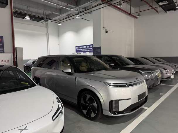 小鹏 GX 新月银实车